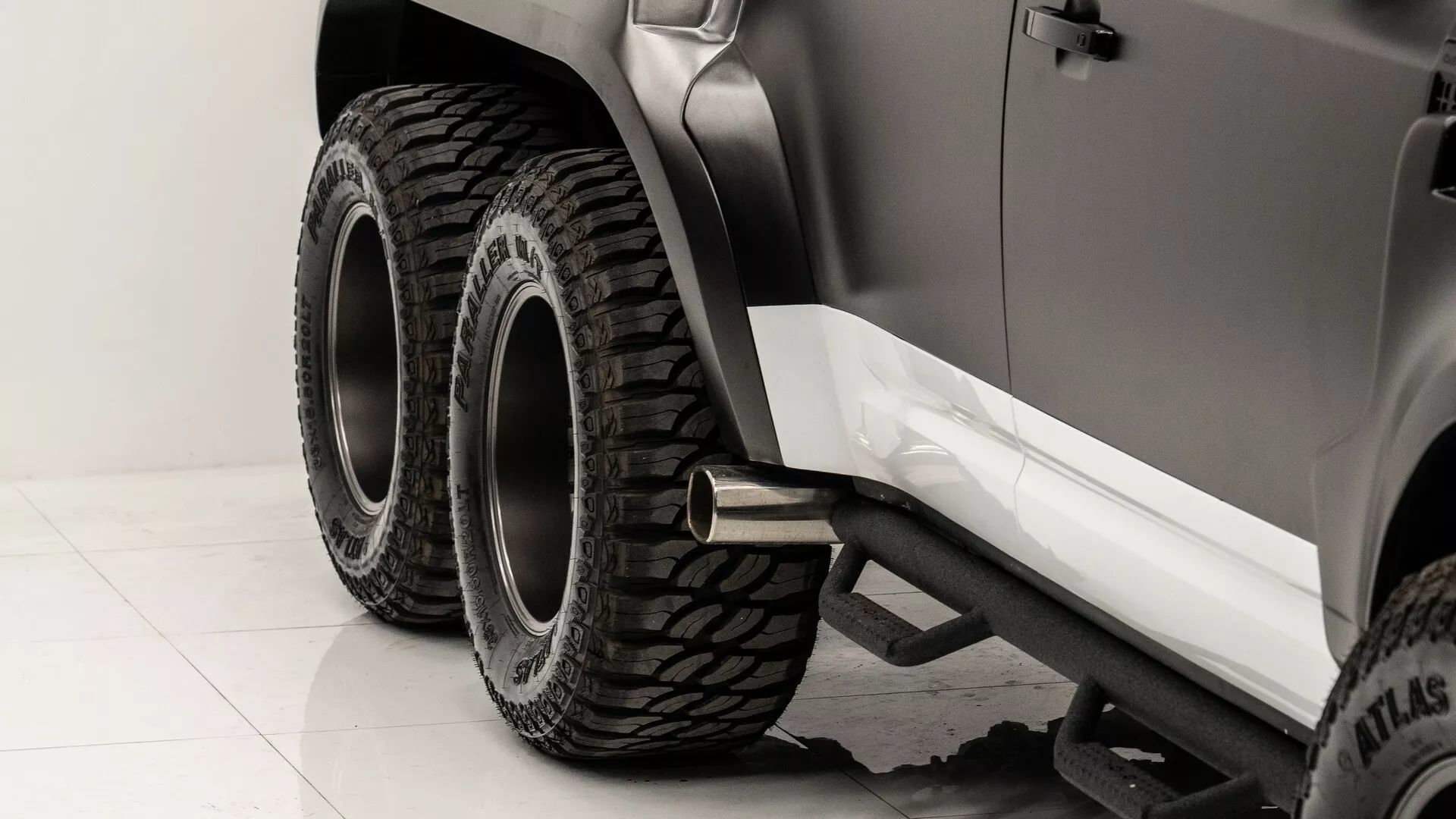 Vista parcial del Land Rover Defender 6x6, ruedas robustas para terrenos difíciles