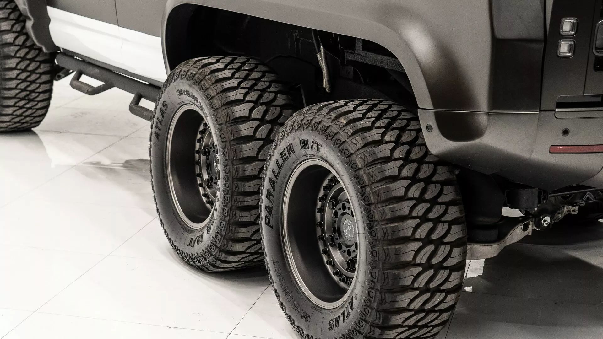 Vista de un Land Rover 6x6, potencia y tracción para terrenos extremos
