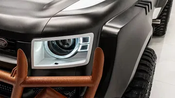 Vista del potente diseño y faros del Land Rover 6x6.