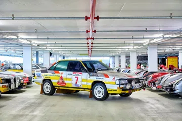 Una reliquia automotriz, símbolo de la era dorada de los rallyes.