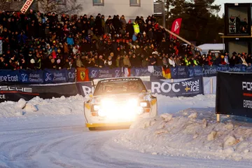 Especimen automovilístico en acción, evocando la era dorada de los rallyes.