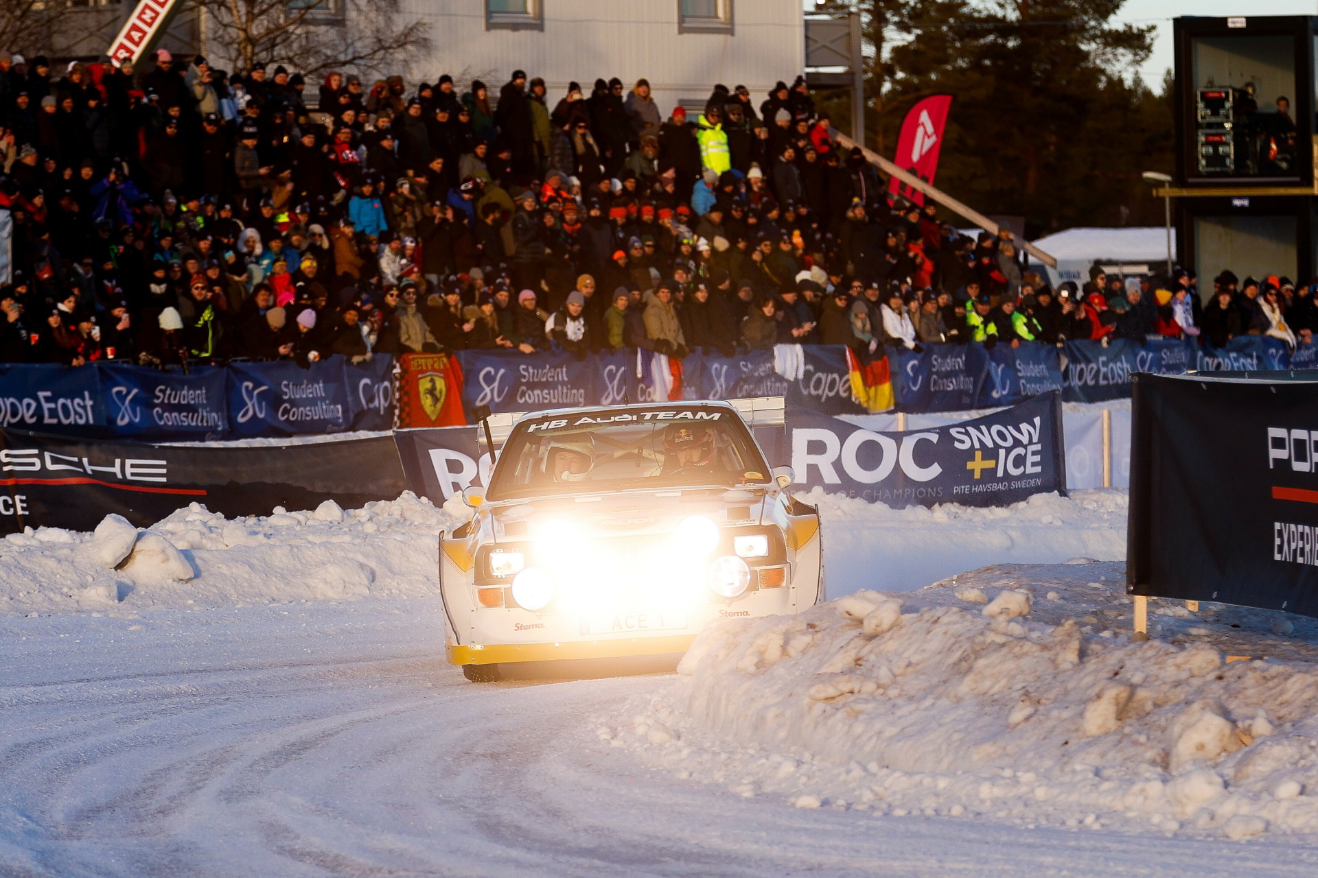 Especimen automovilístico en acción, evocando la era dorada de los rallyes.