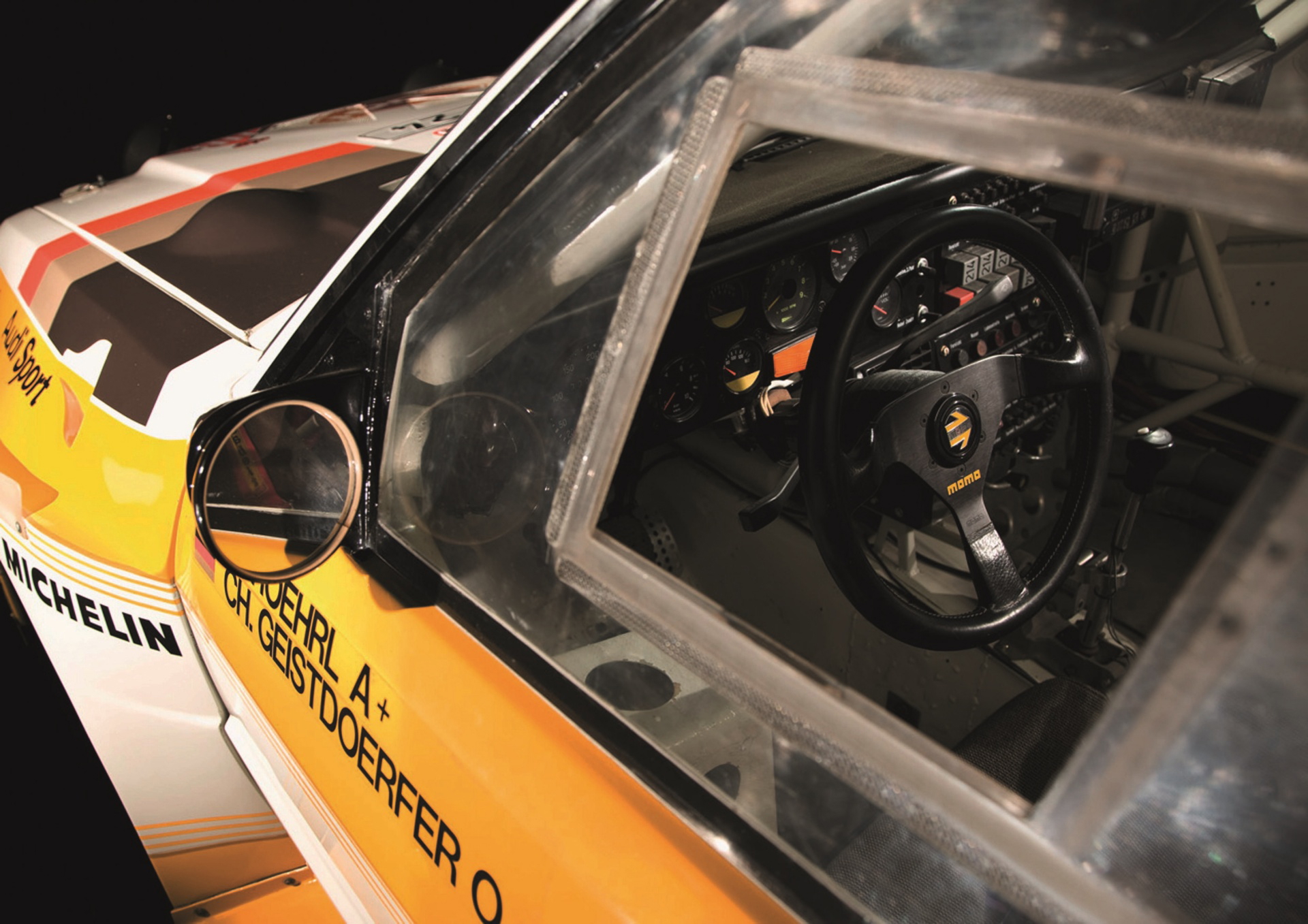 Vista lateral del cockpit de un vehículo de rally, evocando la era dorada de los 5 cilindros.