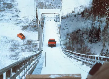 Vista aérea de un icónico vehículo mostrando su diseño en acción sobre la nieve.