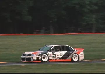 Vista del emblemático coche de rally con motor de 5 cilindros en acción.