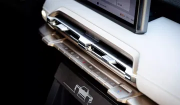 Consola central del Maxus eTerron 9 con acabados modernos y robustos.