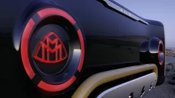 Detalle del emblema y diseño lateral del Maybach en contexto todoterreno.