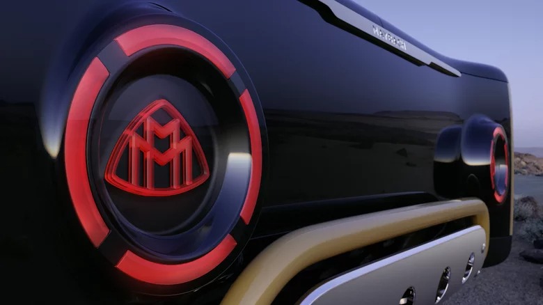 Detalle del emblema y diseño lateral del Maybach en contexto todoterreno.
