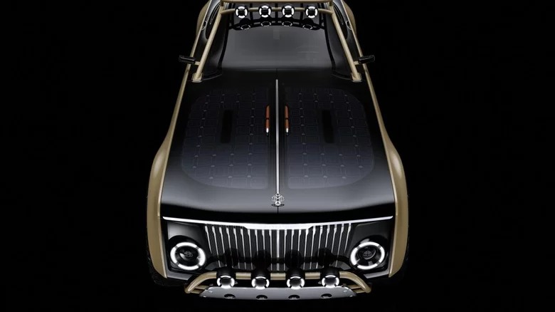 Vista delantera Maybach con paneles solares integrados en la capota.