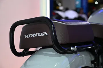 Detalle de la protección lateral con el logo de Honda.