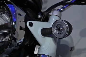 Vista detallada de la instrumentación de la moto, con énfasis en la calidad y diseño.