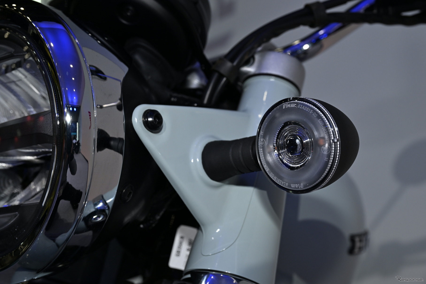 Vista detallada de la instrumentación de la moto, con énfasis en la calidad y diseño.