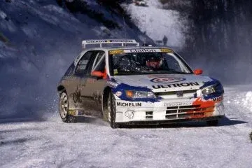 Potente motor de 4 cilindros capaz de alcanzar casi 10.000 rpm en un coche deportivo desafiando la nieve. Potente motor de 4 cilindros capaz de alcanzar casi 10.000 rpm en un coche deportivo desafiando la nieve.