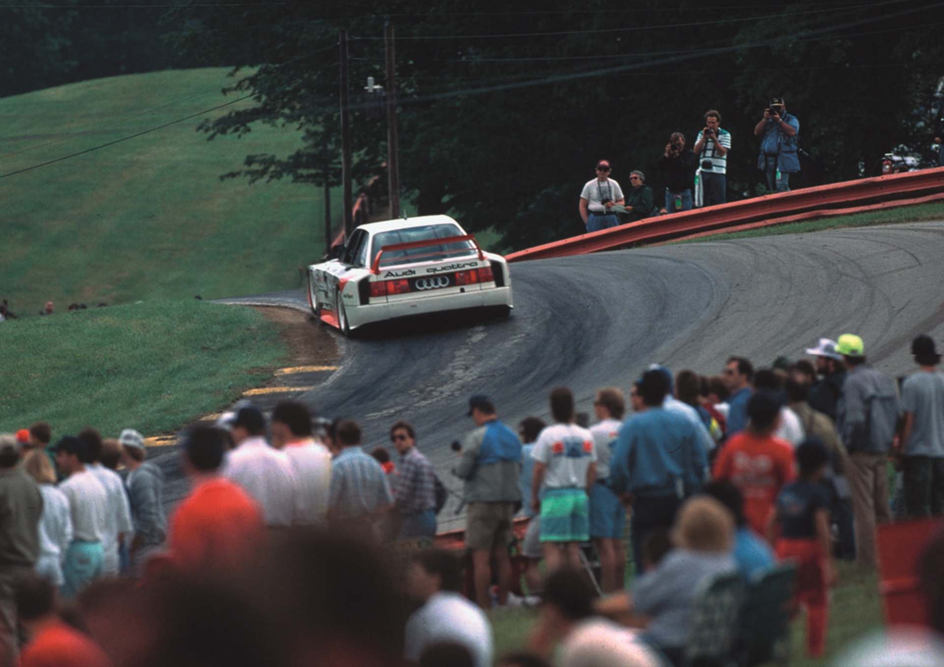 Un coche de rally con motor de 5 cilindros derrapando en una curva