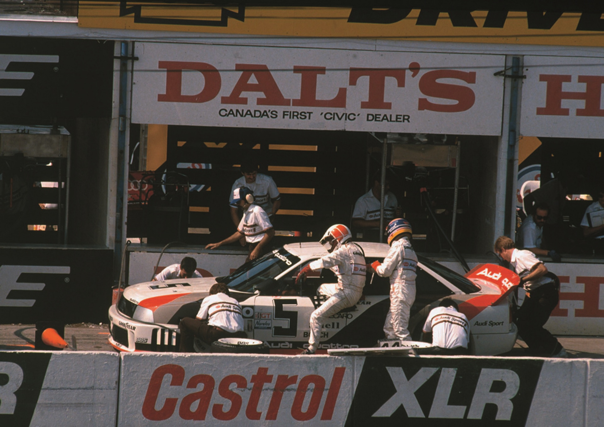 Imagen icónica de la era dorada de los rallyes con el motor de 5 cilindros.