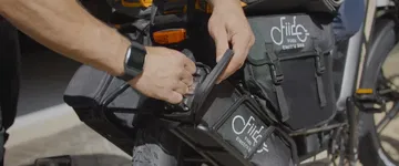 Vista cercana del motor eléctrico en buje de la bicicleta Fiido Titan
