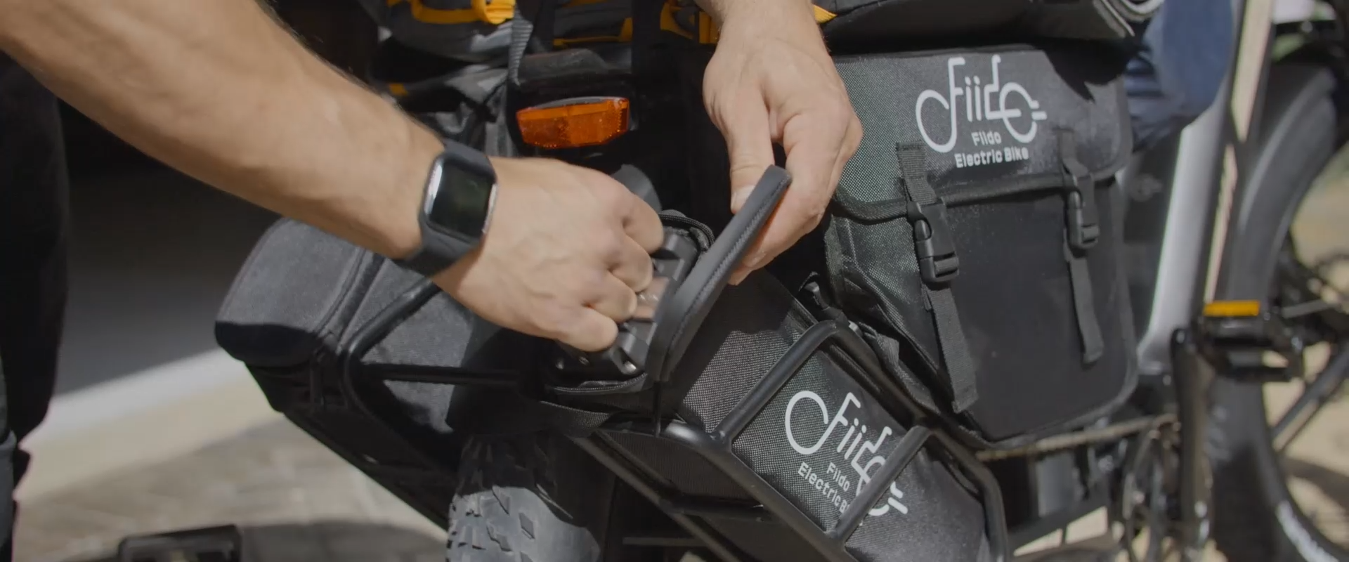 Vista cercana del motor eléctrico en buje de la bicicleta Fiido Titan