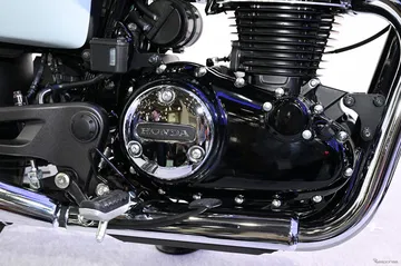 Motor de la Honda retro, perfecto para carnet A2 por su eficiencia y fiabilidad.