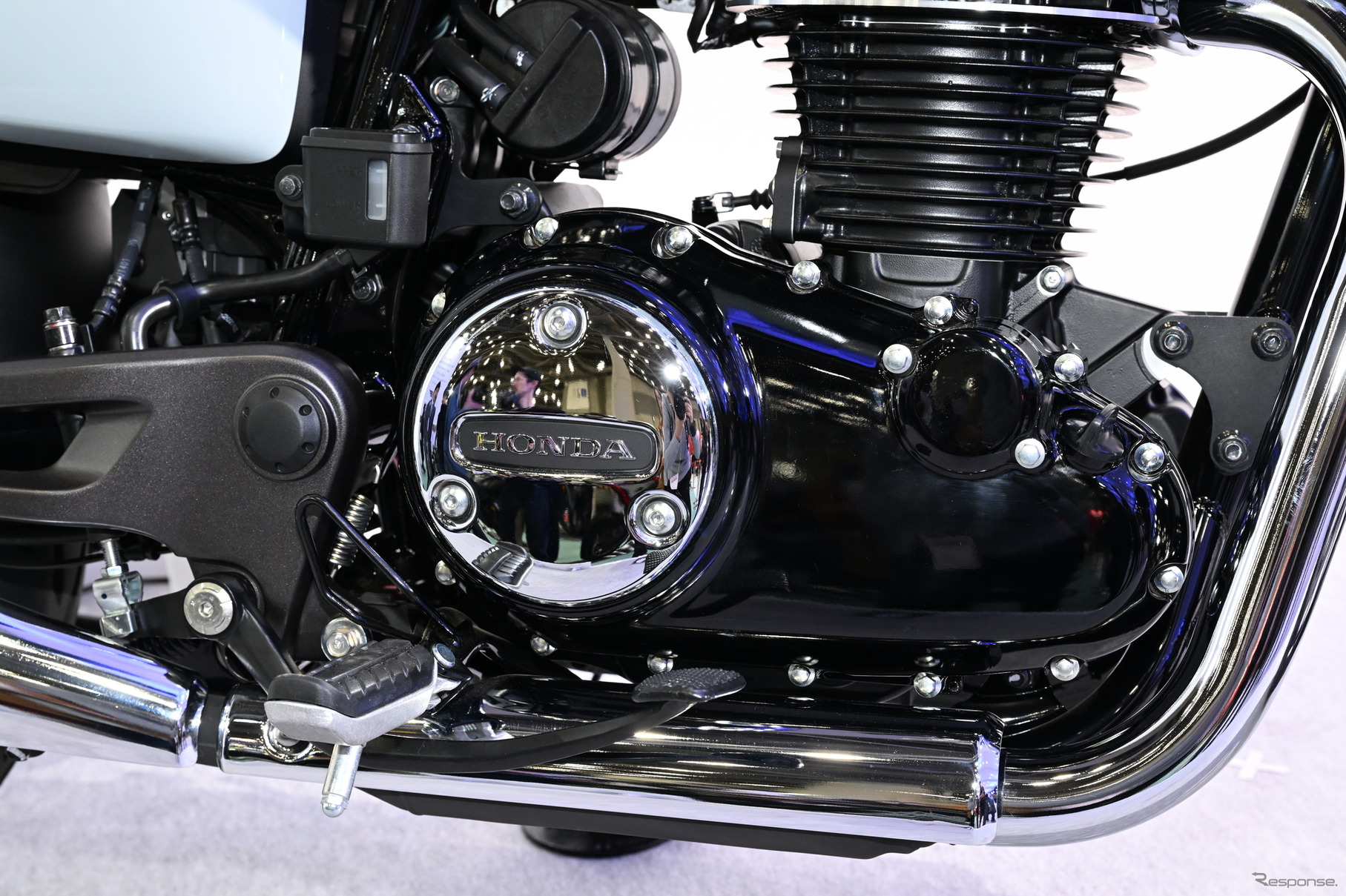 Motor de la Honda retro, perfecto para carnet A2 por su eficiencia y fiabilidad.