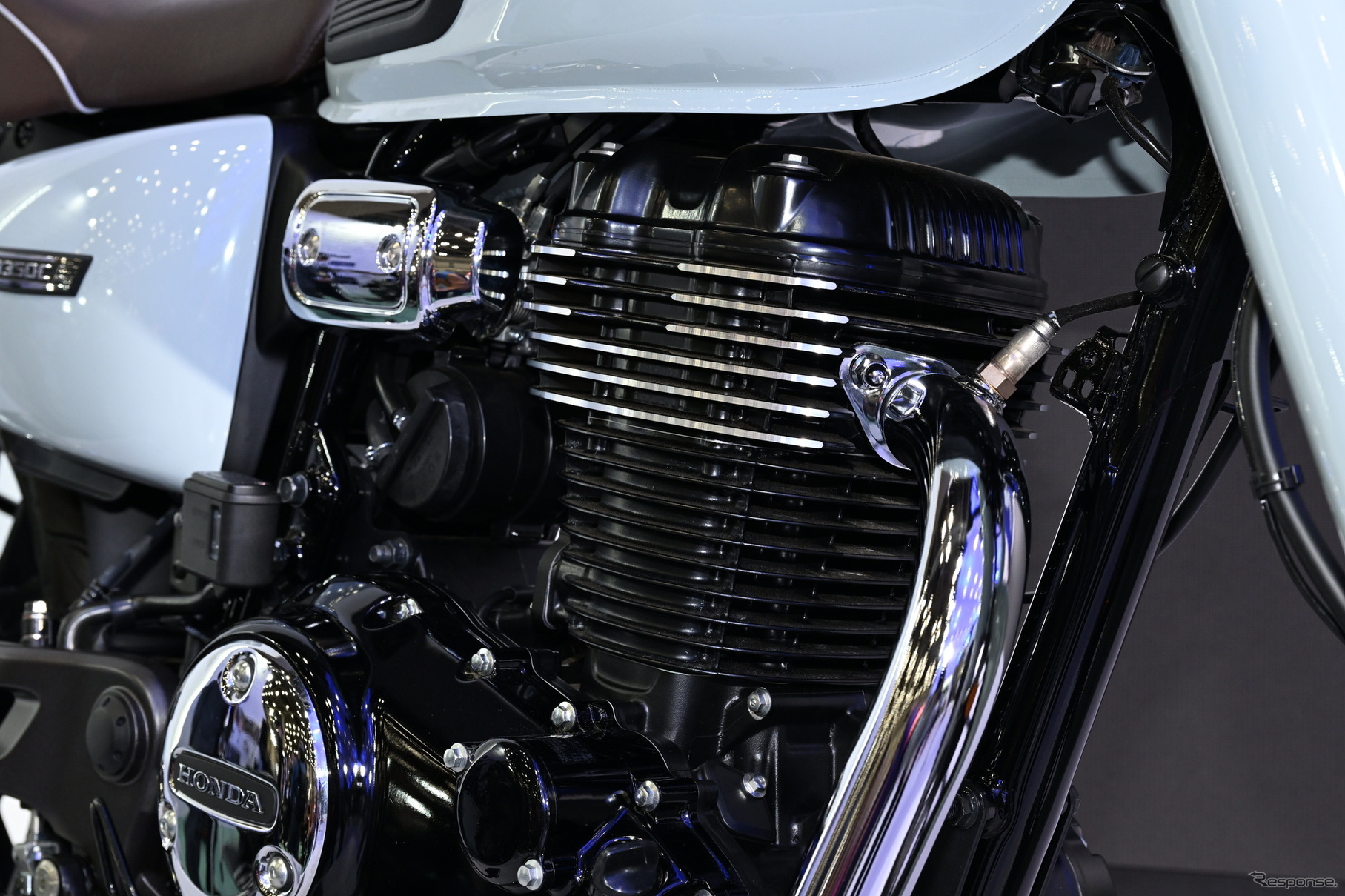 Vista del motor de una moto Honda, destacando por su diseño retro y eficiencia.