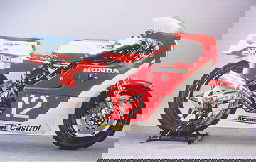 Honda con motor de pistones ovalados, 8 válvulas y 2 bujías por cilindro.