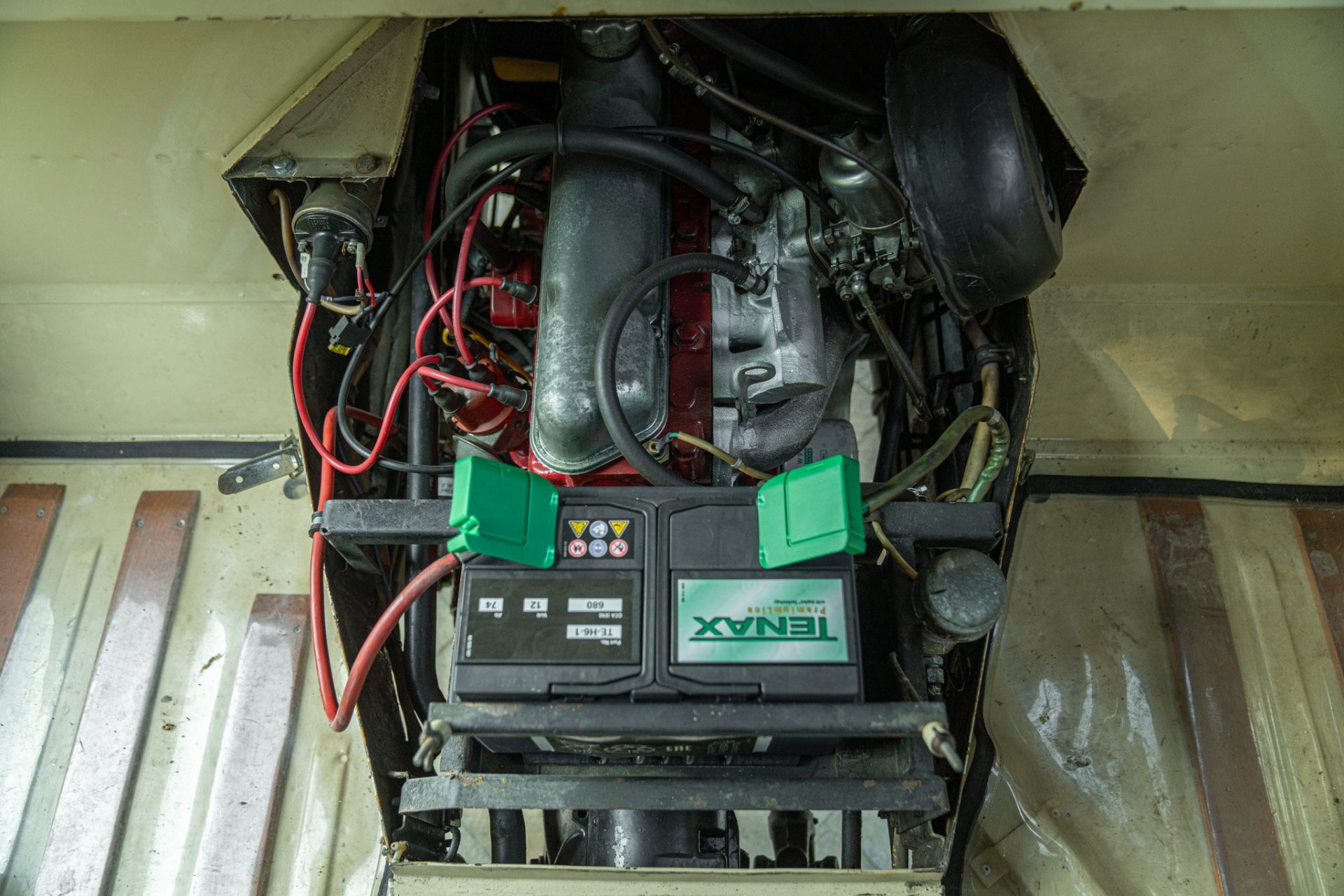 Vista del robusto motor Volvo, listo para la aventura todoterreno.