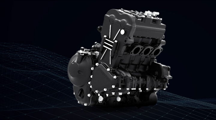 zontes-703f-2024-13 Vista del motor tricilíndrico de la Zontes 703F, una unidad compacta y eficiente.