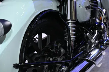 Vista lateral de moto Honda con estilo retro ideal para carné A2