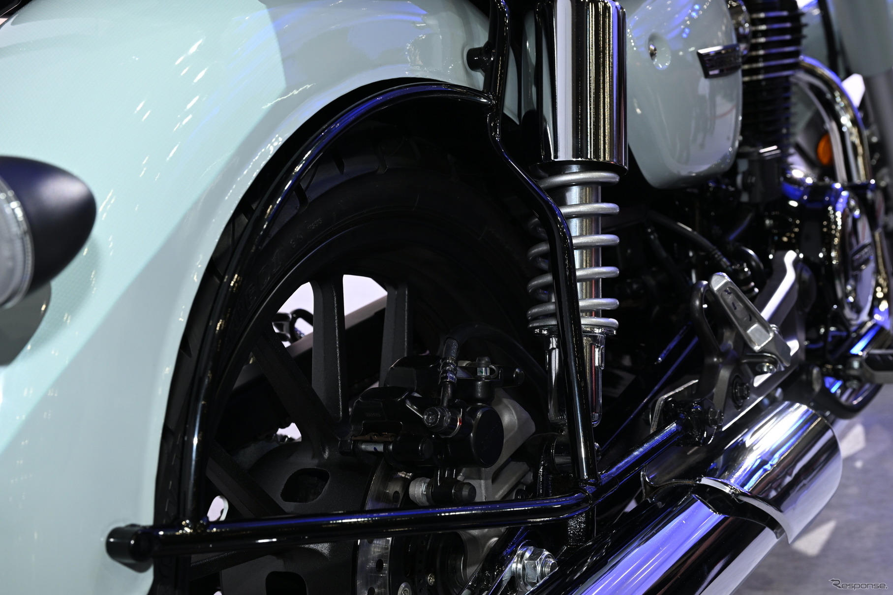 Vista lateral de moto Honda con estilo retro ideal para carné A2