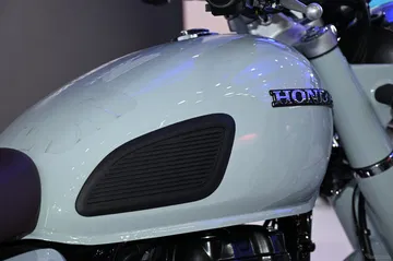 Vista lateral parcial de moto Honda estilo retro.