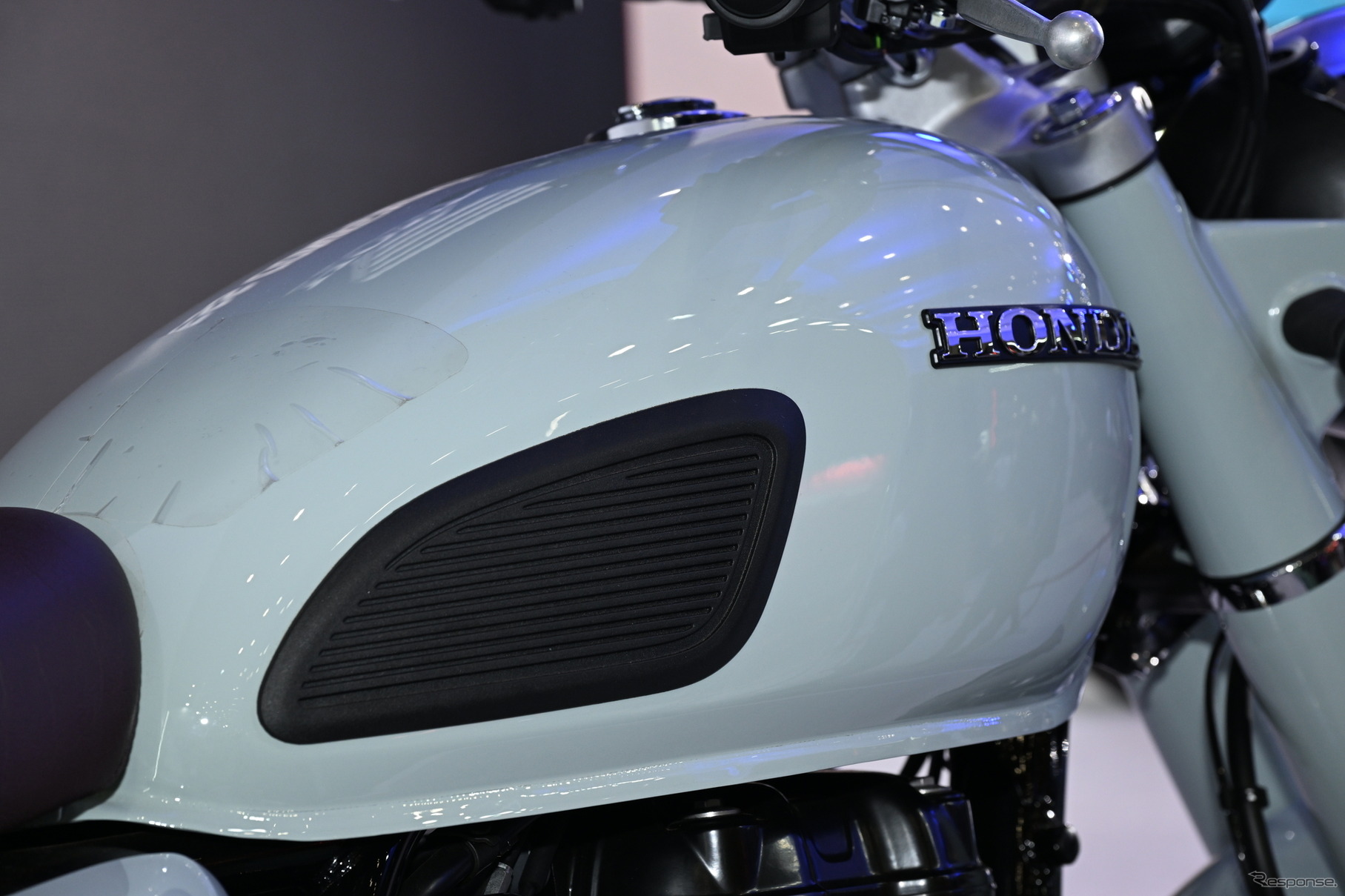 Vista lateral parcial de moto Honda estilo retro.