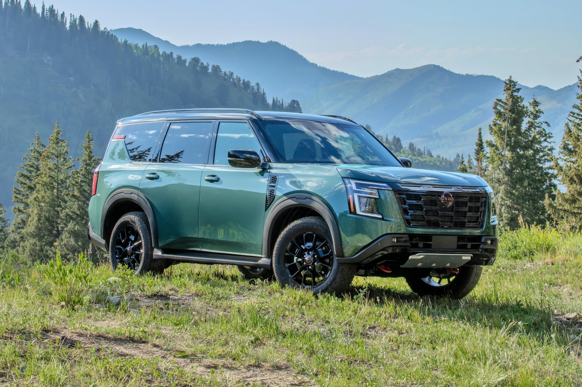 Nissan Armada Pro-4X en su hábitat natural, con una estampa robusta y aventurera.
