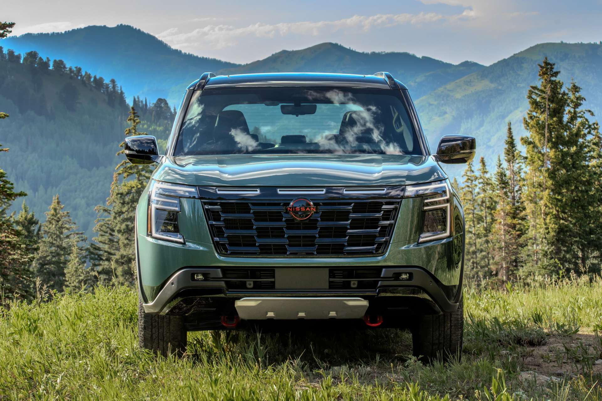 Nissan Armada Pro-4X 2025 mostrando su robusta delantera