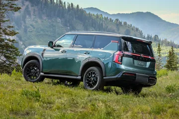 Vista trasera y lateral de la robusta Nissan Armada Pro-4X en entorno natural.