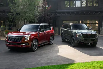 Vista frontal y lateral de la Nissan Armada Pro-4X, imponente y robusta.