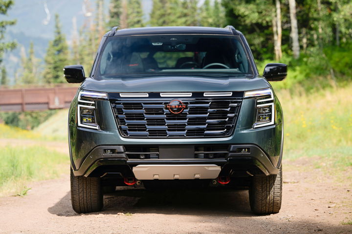 Imponente vista frontal del Nissan Armada Pro-4X, poder y robustez en cada línea.