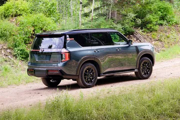 Impresionante Nissan Armada PRO-4X con capacidades todoterreno realzadas.