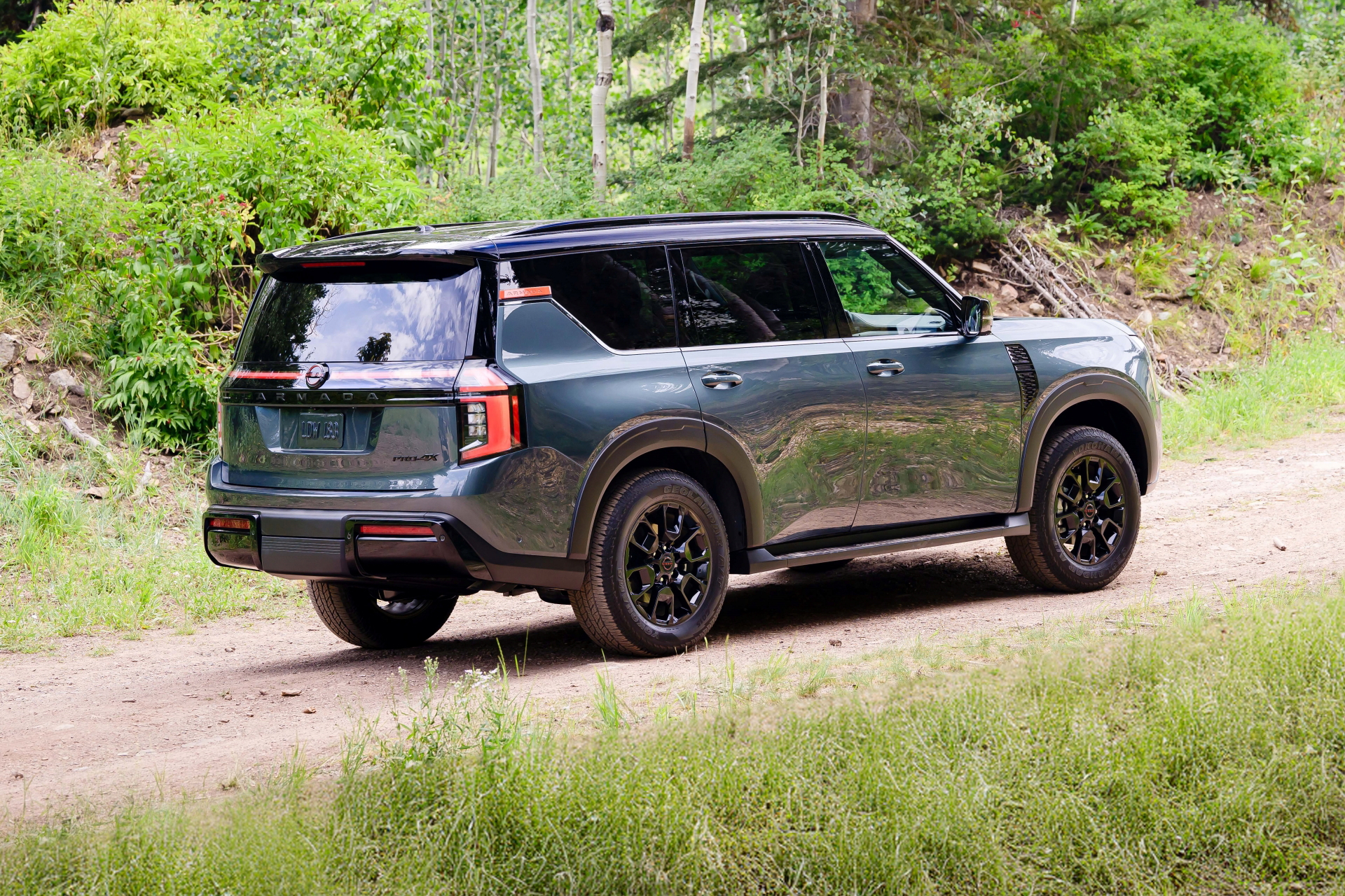 Impresionante Nissan Armada PRO-4X con capacidades todoterreno realzadas.