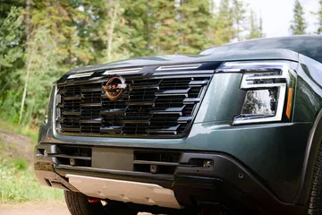 Vista parcial frontal del Nissan Armada Pro-4X enfatizando robustez y diseño todoterreno.