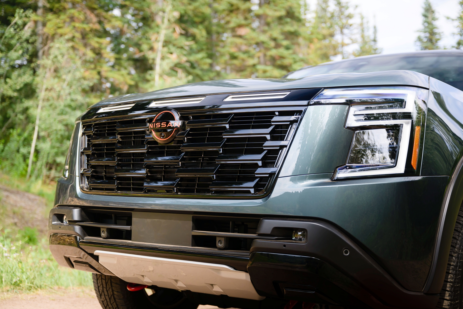 Vista parcial frontal del Nissan Armada Pro-4X enfatizando robustez y diseño todoterreno.