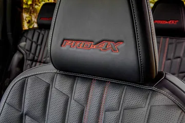Asiento bordado con logo PRO-4X en Nissan Armada 2025, detalle lujo y deportividad.