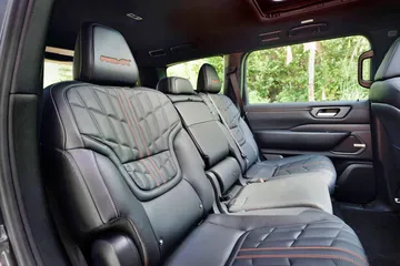 Vista de la lujosa y confortable segunda fila de asientos del Nissan Armada Pro-4X 2025.