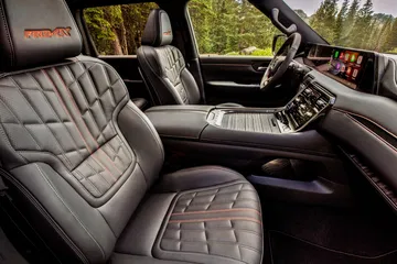 Vista del habitáculo del Nissan Armada Pro-4X 2025, destacando su robustez y confort.