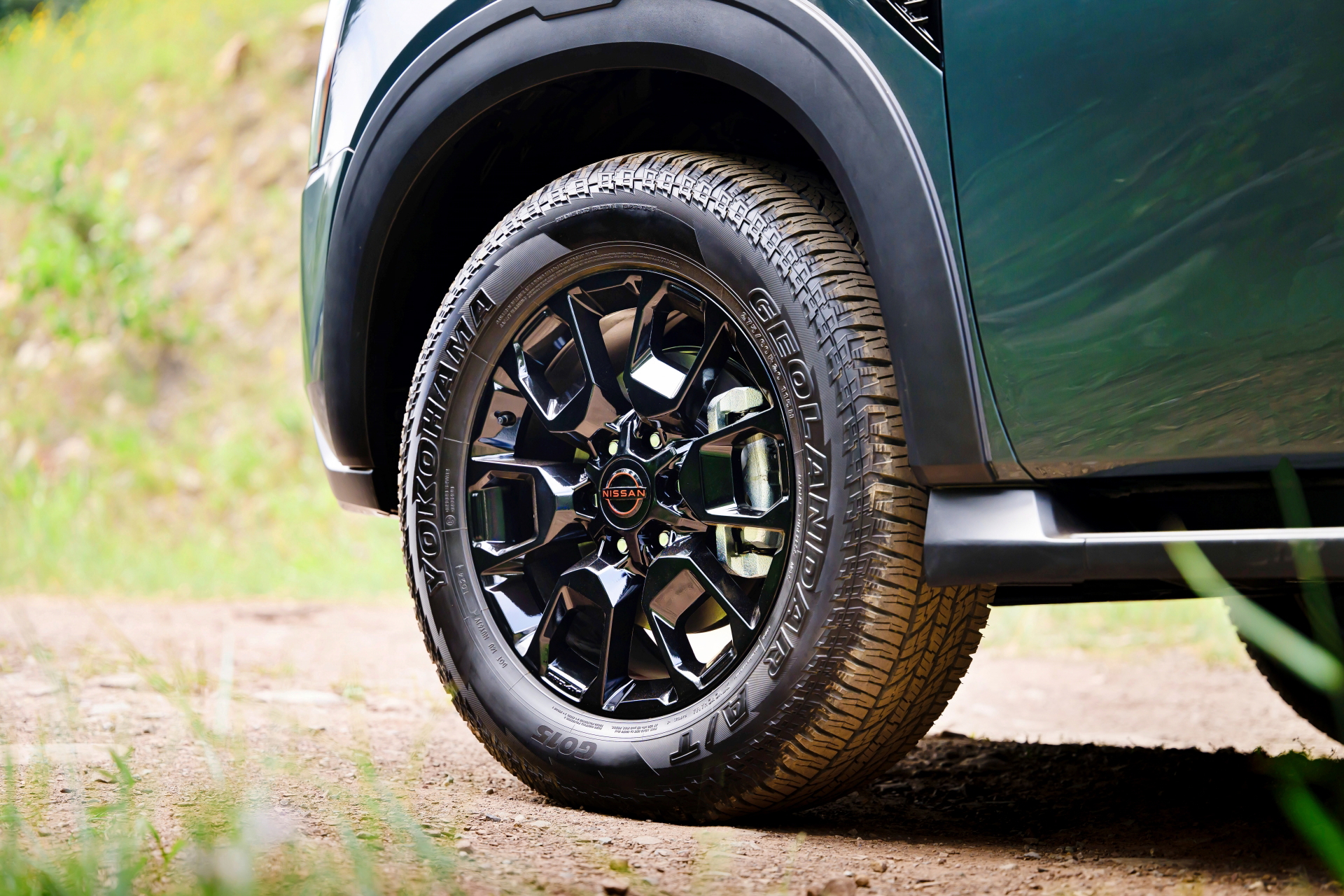 Llanta robusta y diseñada para terrenos difíciles, reflejo del ADN 4x4 de la Armada PRO-4X.