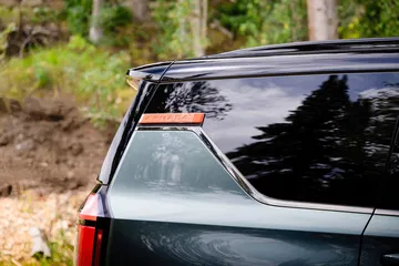 Vista detallada de la parte trasera y lateral de un Nissan Armada Pro-4X.