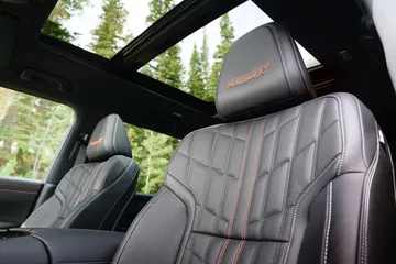 Amplitud y lujo se conjugan en la cabina del Nissan Armada Pro-4X.