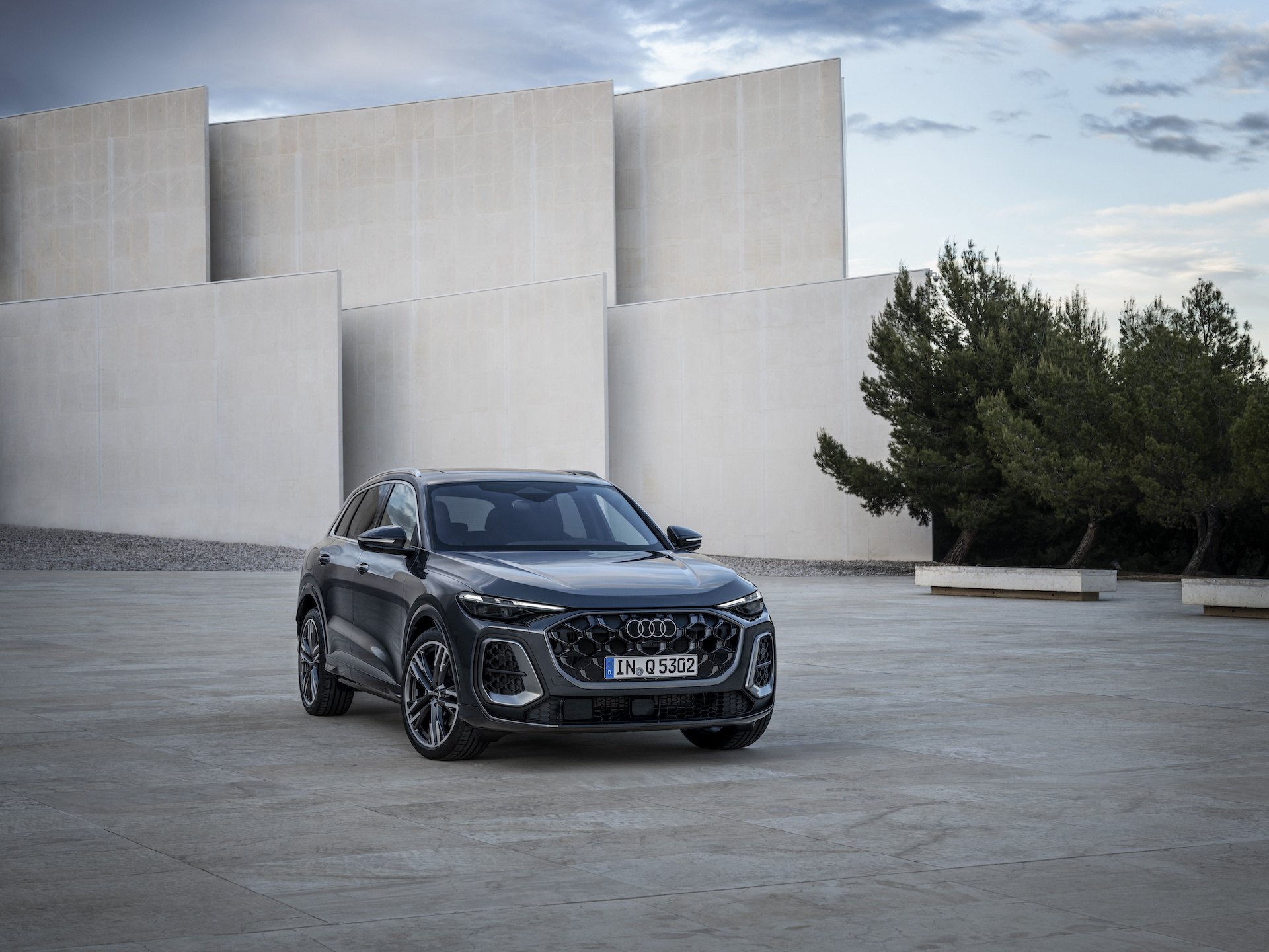 Vista angular del Audi Q5 2025, mostrando su robusto diseño y líneas dinámicas.