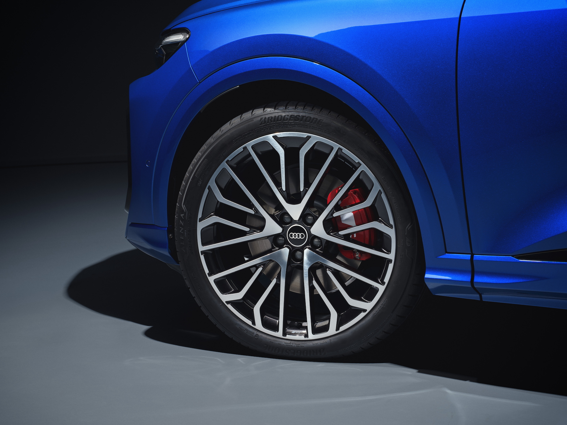 Detalle de la imponente rueda del Audi Q5 con diseño de última generación.