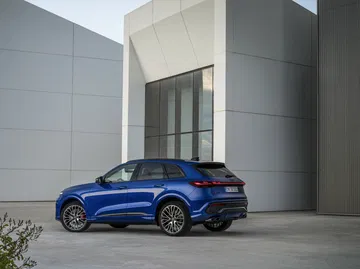 El nuevo Audi Q5 2025 luce un diseño lateral elegante y robusto.