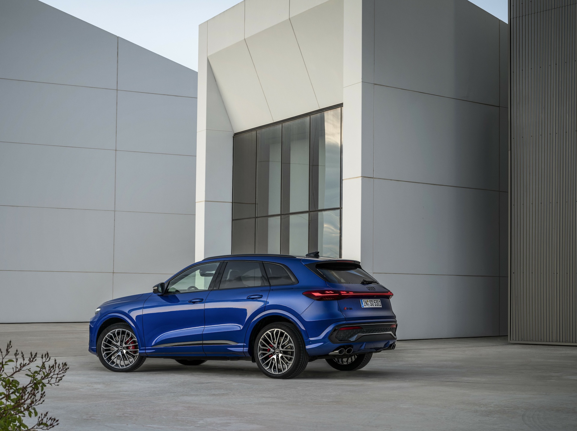 El nuevo Audi Q5 2025 luce un diseño lateral elegante y robusto.